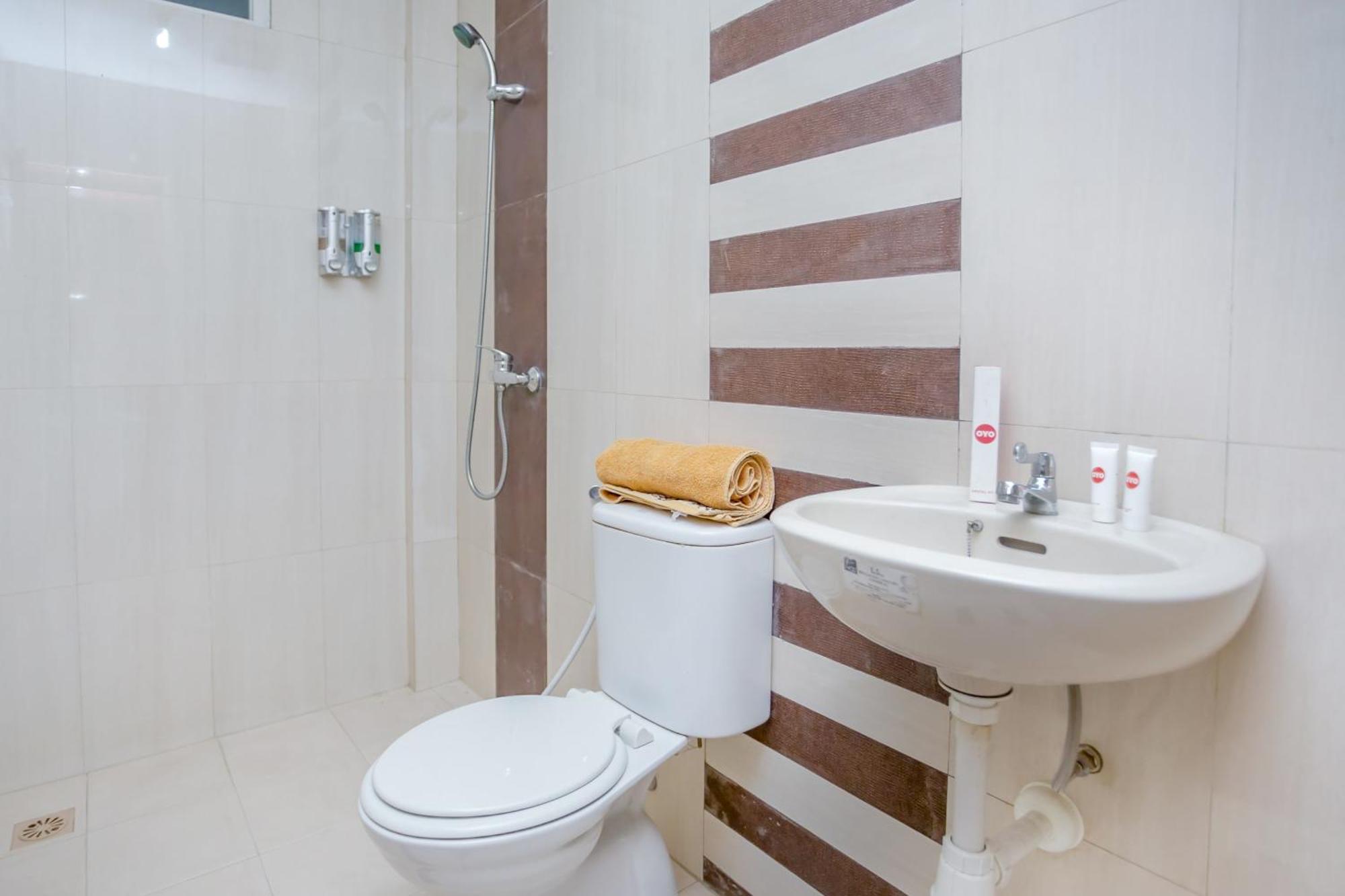 Oyo 850 Lapan Lapan Hotel Banjarmasin  Exterior photo
