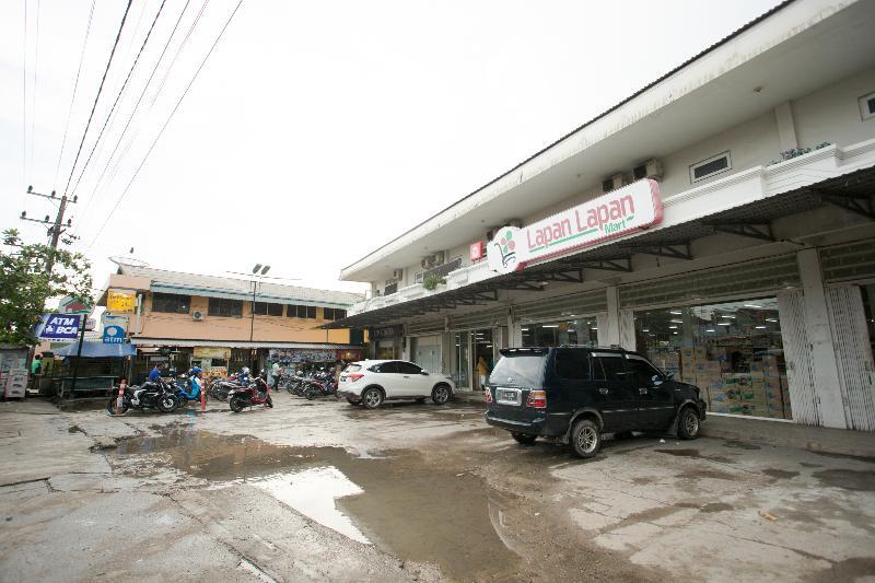 Oyo 850 Lapan Lapan Hotel Banjarmasin  Exterior photo